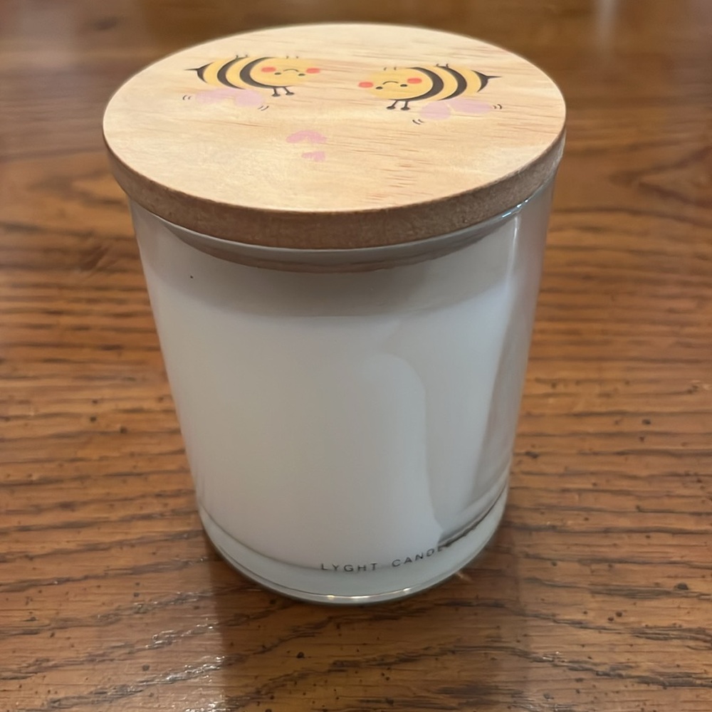 Lyght Candle Co. Stay Free Little Bee candle, NWOT - Picture 3 of 12
